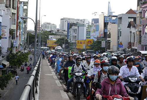 TP[-]HCM:[-]Xe[-]ben[-]làm[-]đổ[-]hơn[-]chục[-]tấn[-]bùn[-]nhão[-]trên[-]mặt[-]cầu[-]Kênh[-]Tẻ[-]